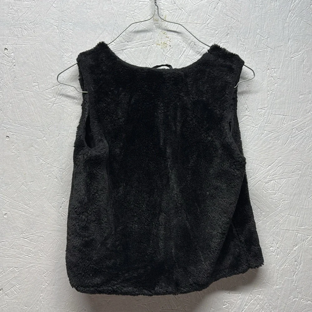Old Navy black faux fur open front vest size medium large 10/12